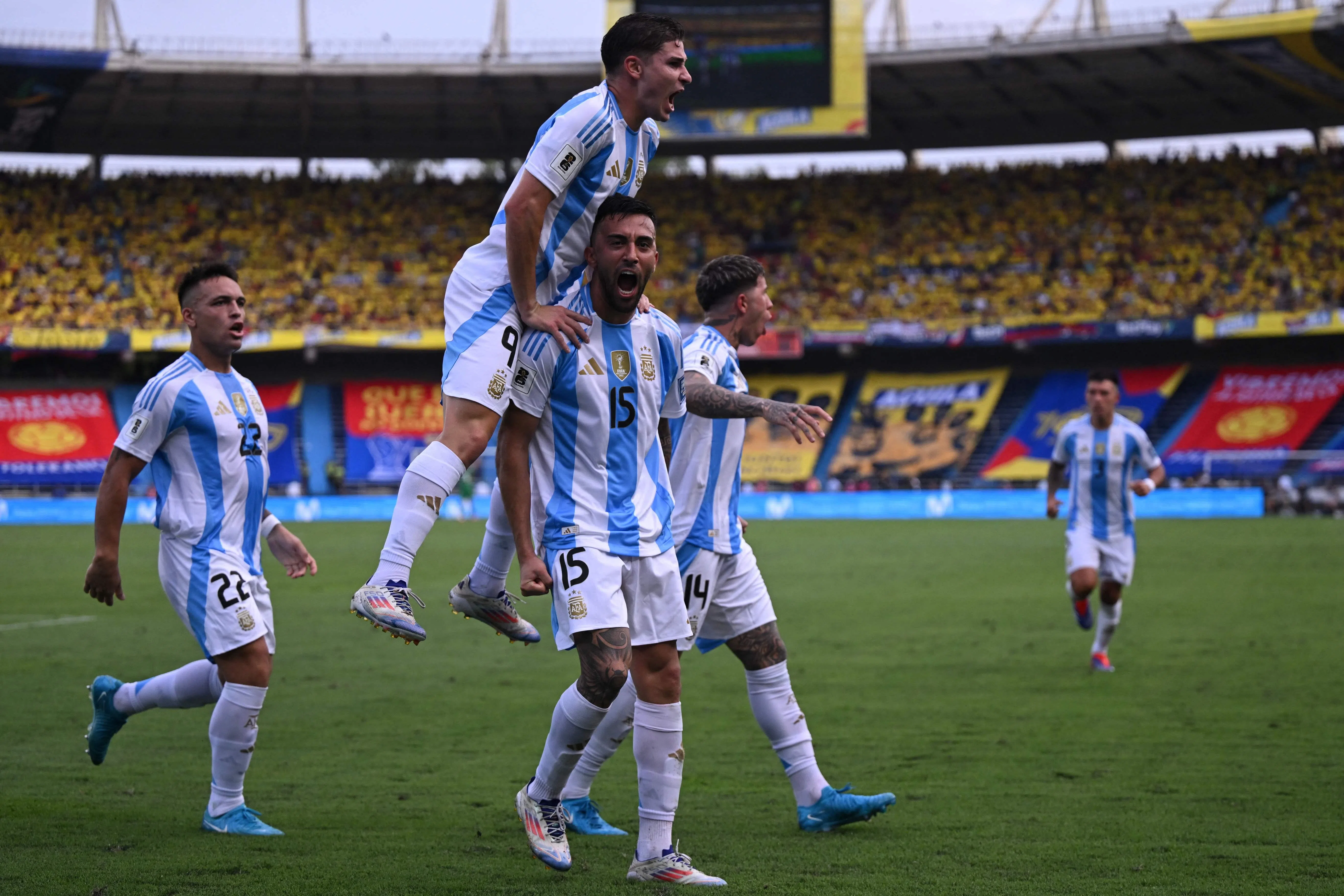 冈萨雷斯（左三）一度为阿根廷扳平比分，但功亏一篑。（法新社）