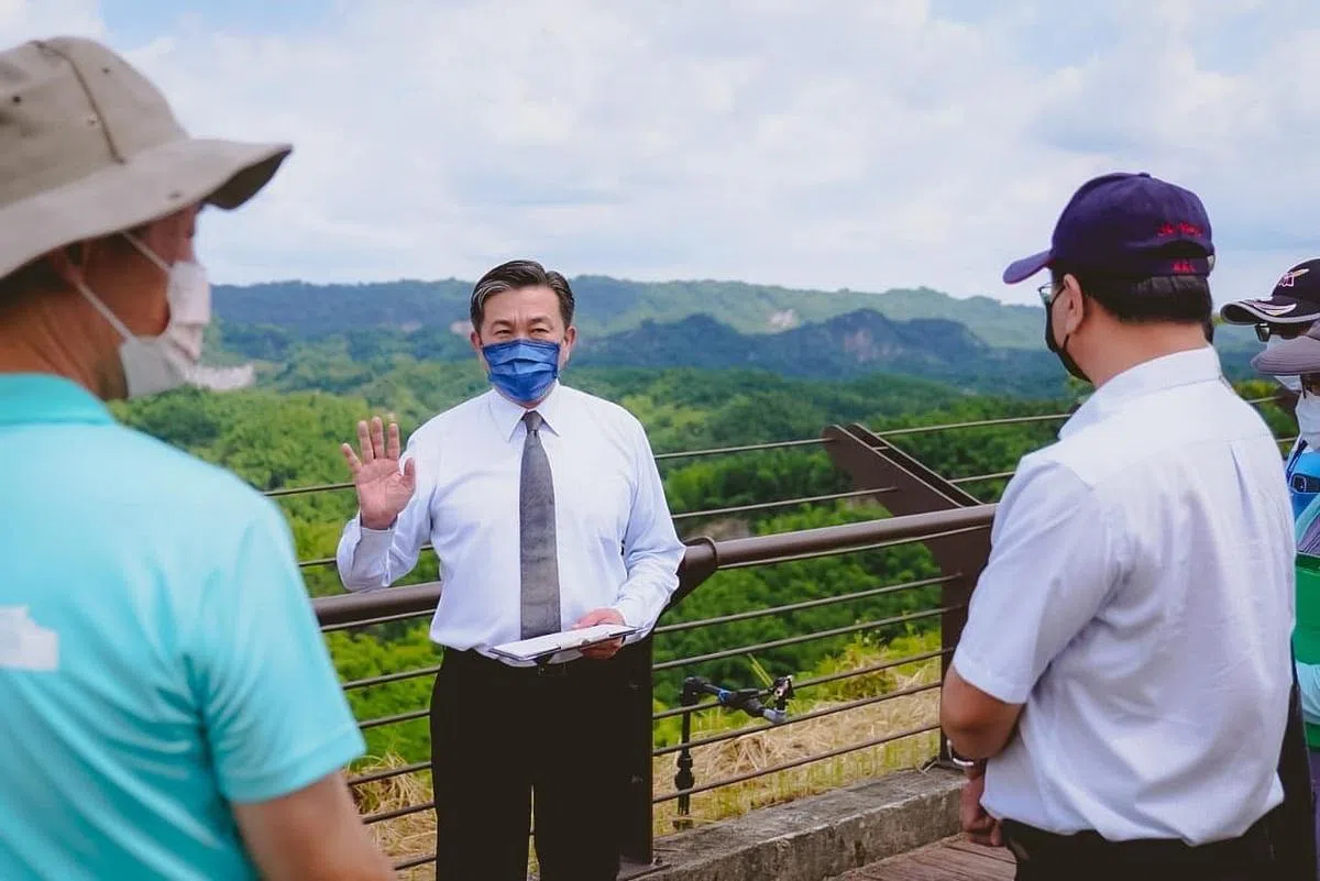 民进党立法委员王定宇（中）说，大陆无人机能飞进台湾金门拍摄，凸显出事态非常严重。（王定宇面簿）