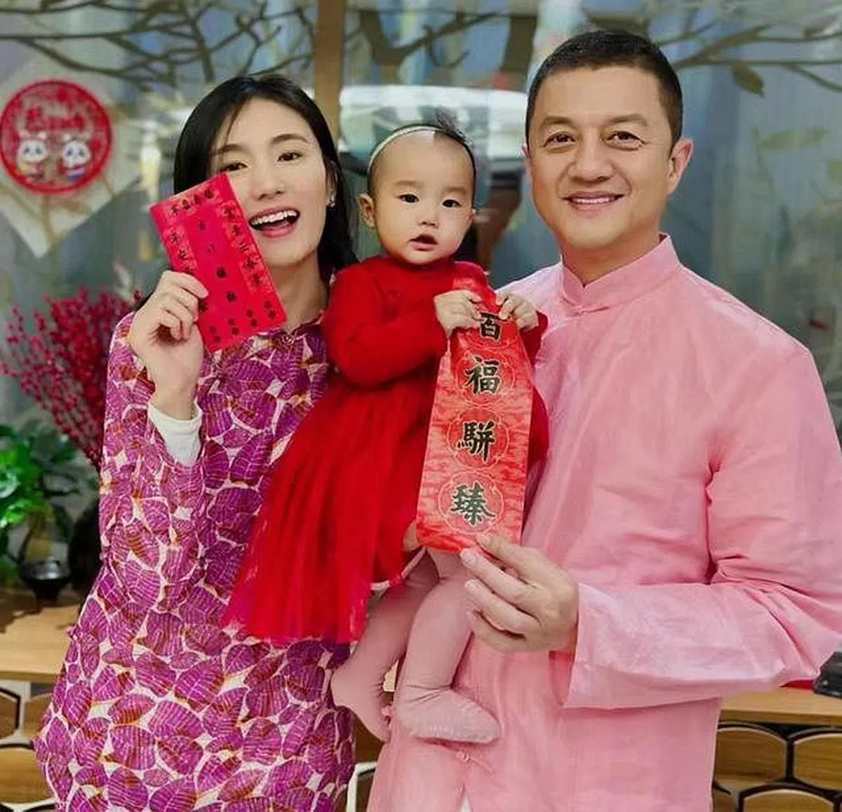 李亚鹏和太太抱着女儿合影。（取自艺人微博）