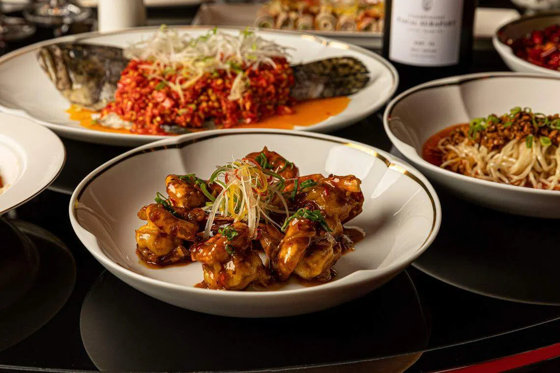 川菜食府有经典川菜风味如宫保虾球，也以摩登烹饪手法做菜。（餐馆提供）