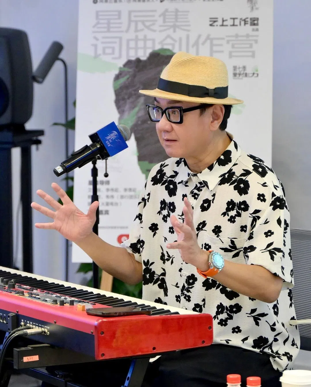 李伟菘在教授音乐知识之余，也教学生如何待人处事。（取自李伟菘IG）