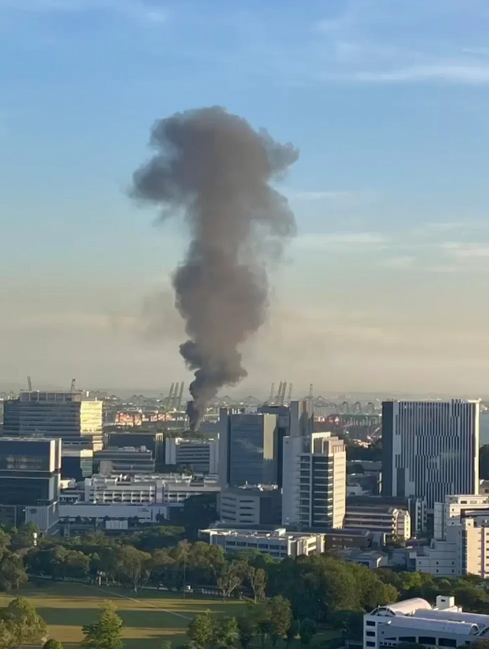 科学园路的一座科技中心楼顶着火，浓烟冲天，几公里外清晰可见。（读者提供）