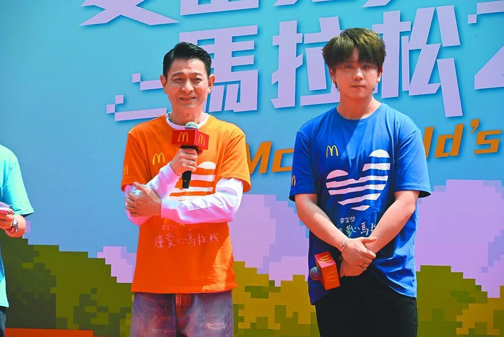 刘德华（左）与姜涛于香港一同出席公益活动。（互联网）