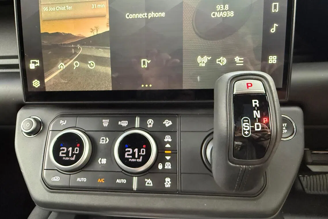 Defender中控区保留大量实体旋钮和按键，冷气控制、越野模式选择等皆可通过物理操作直接完成。（吴庆康摄）