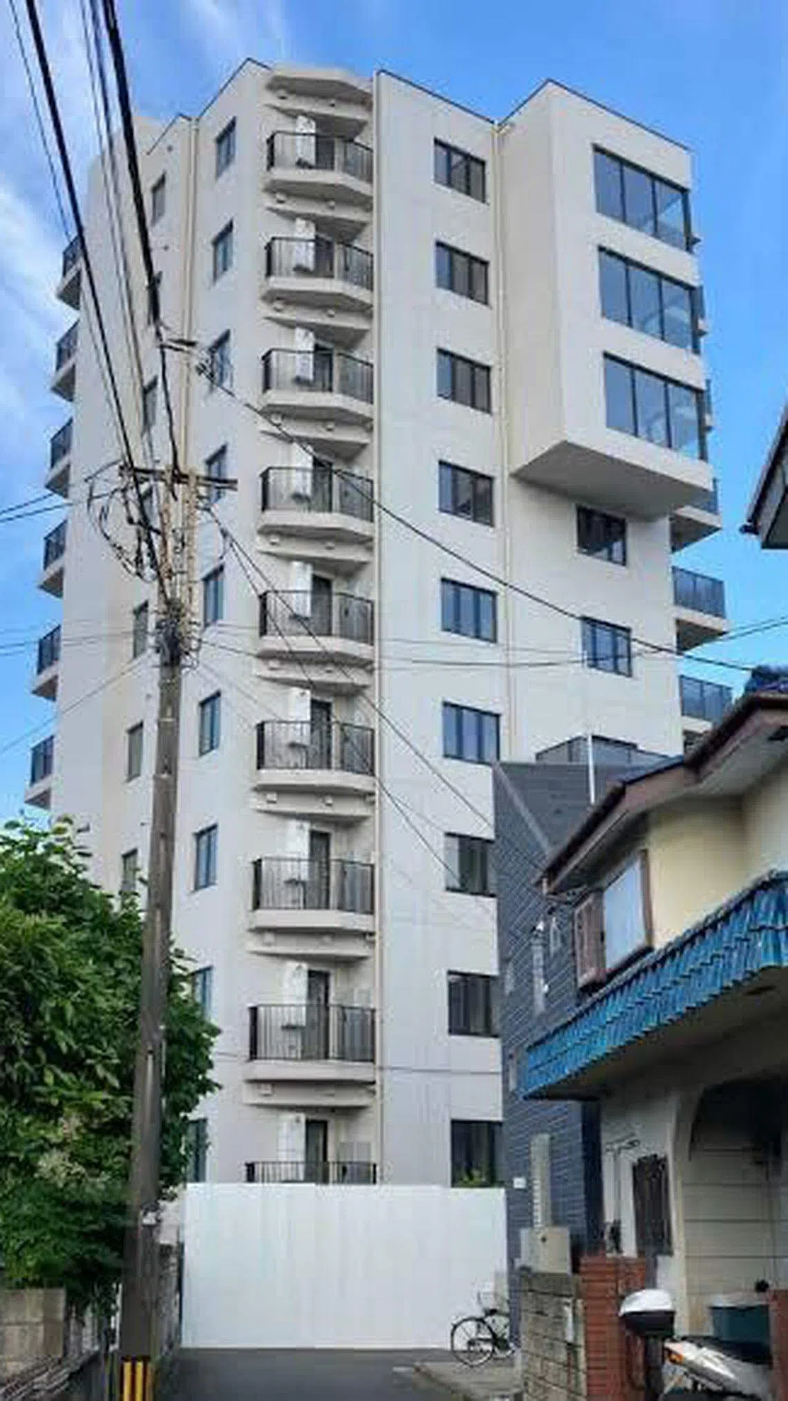 新建公寓有10层楼高，是富士见街道的首栋高楼。（互联网）