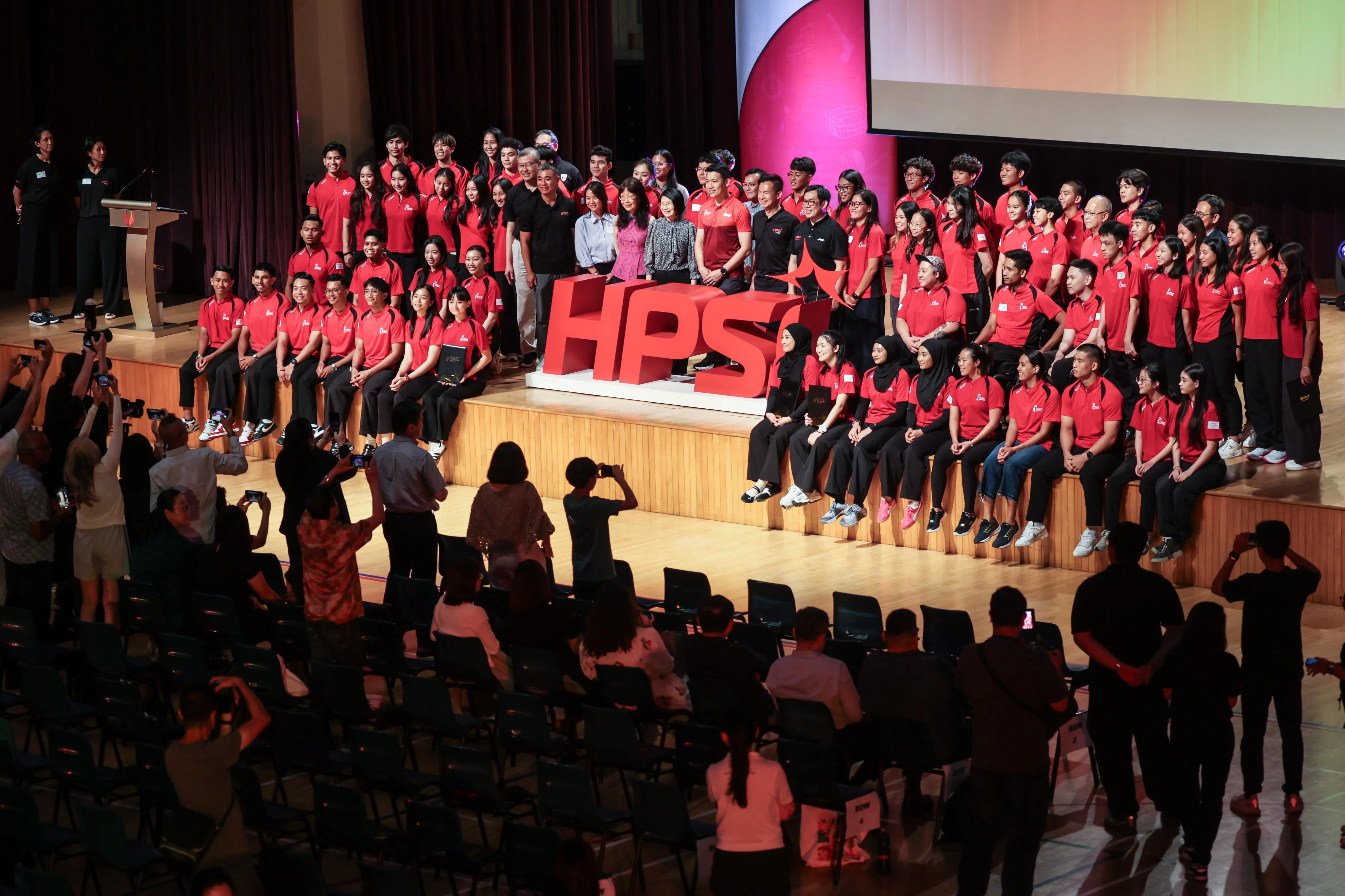 卓越体育奖学金助力运动员在亚洲及世界舞台上脱颖而出，而卓越体育潜力计划支持具备在东南亚运动会摘金潜力的运动员。图为部分选手在领奖后合影留念。（关俊威摄）