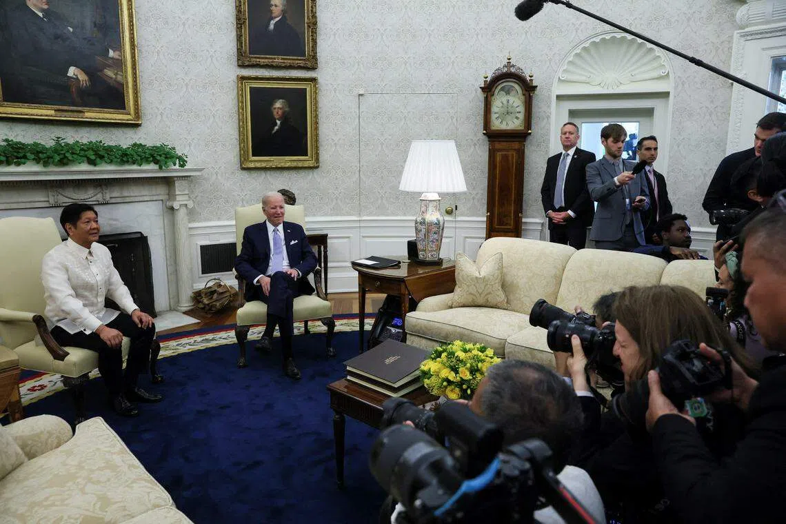 美国总统拜登（右）与菲律宾总统小马可斯（左）在白宫的椭圆形办公室进行了双边会晤。（路透社）