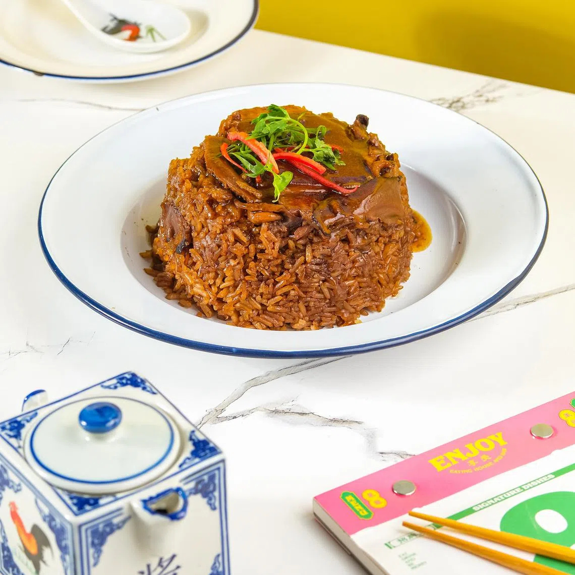 享受的盖饭上桌时才倒扣在盘里，看到原本在碗底的卤肉片。（餐馆提供）