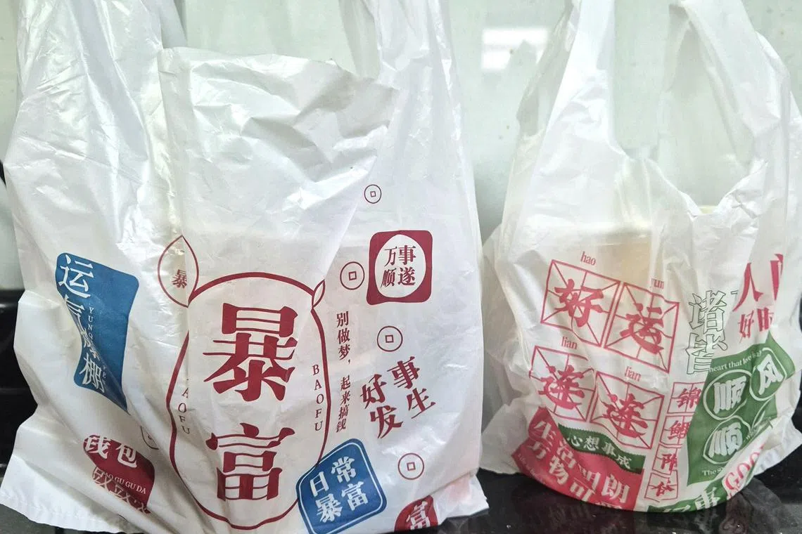 塑料袋让顾客拎着满满的祝福带回家。（陈爱薇摄）