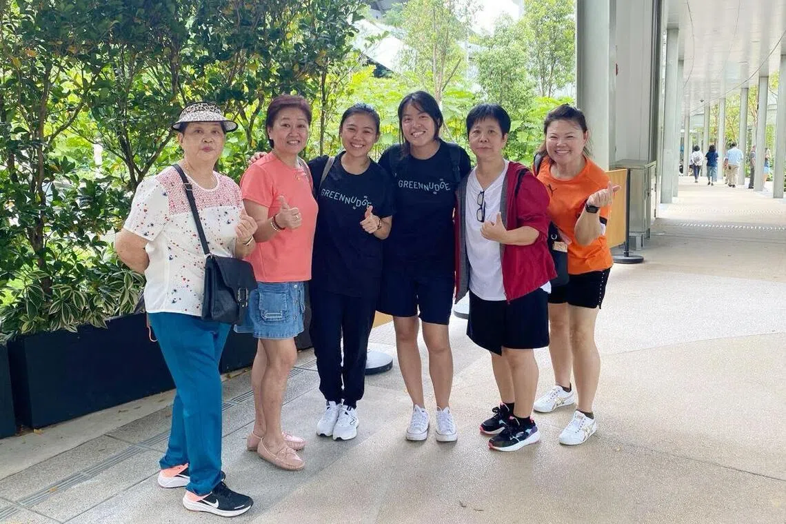 环保组织绿导的标志活动之一是“Jalan Jalan”（意即走走）。2024年3月19日，李艾雯（右三）带年长者游花柏山和圣淘沙，保持身心活跃。（受访者提供）