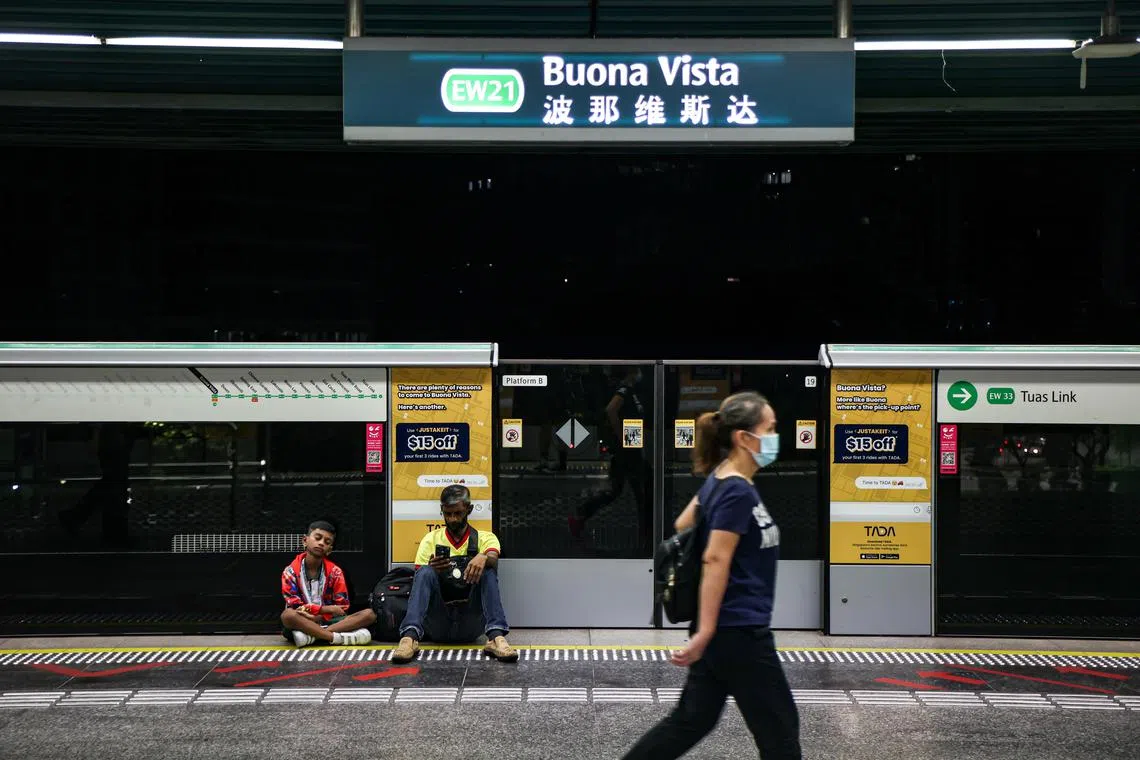 裕廊东和波那维斯达地铁站之间的东西线列车服务，星期二（10月1日）清早恢复运作。（关俊威摄）