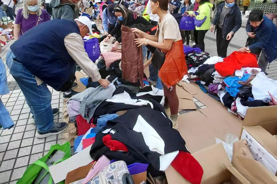 宏福苑星期三（11月26日）发生严重火灾，逾3000名居民一夜间失去居所，需要疏散到庇护中心，不少港人纷纷自发捐赠物资救灾。（戴庆成摄）