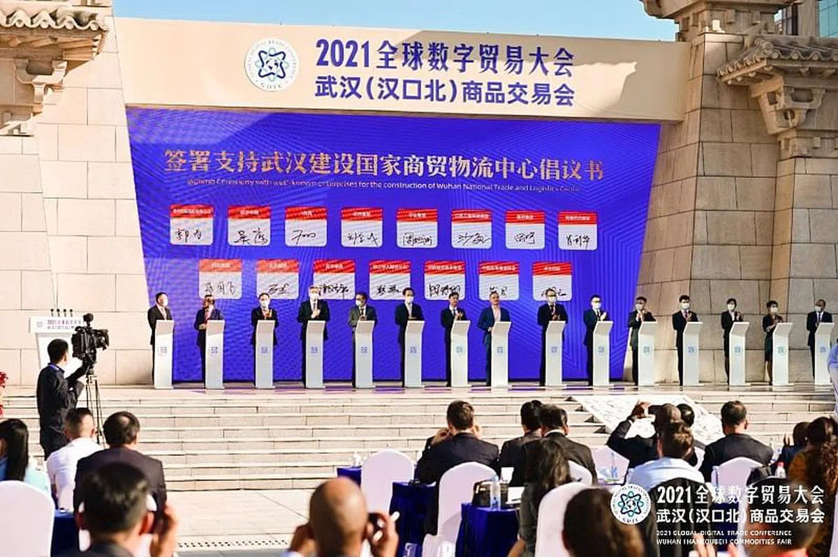 中国15家知名企业和机构，在会上签署支持建设武汉国家商贸物流中心倡议书。（图/卓尔智联）