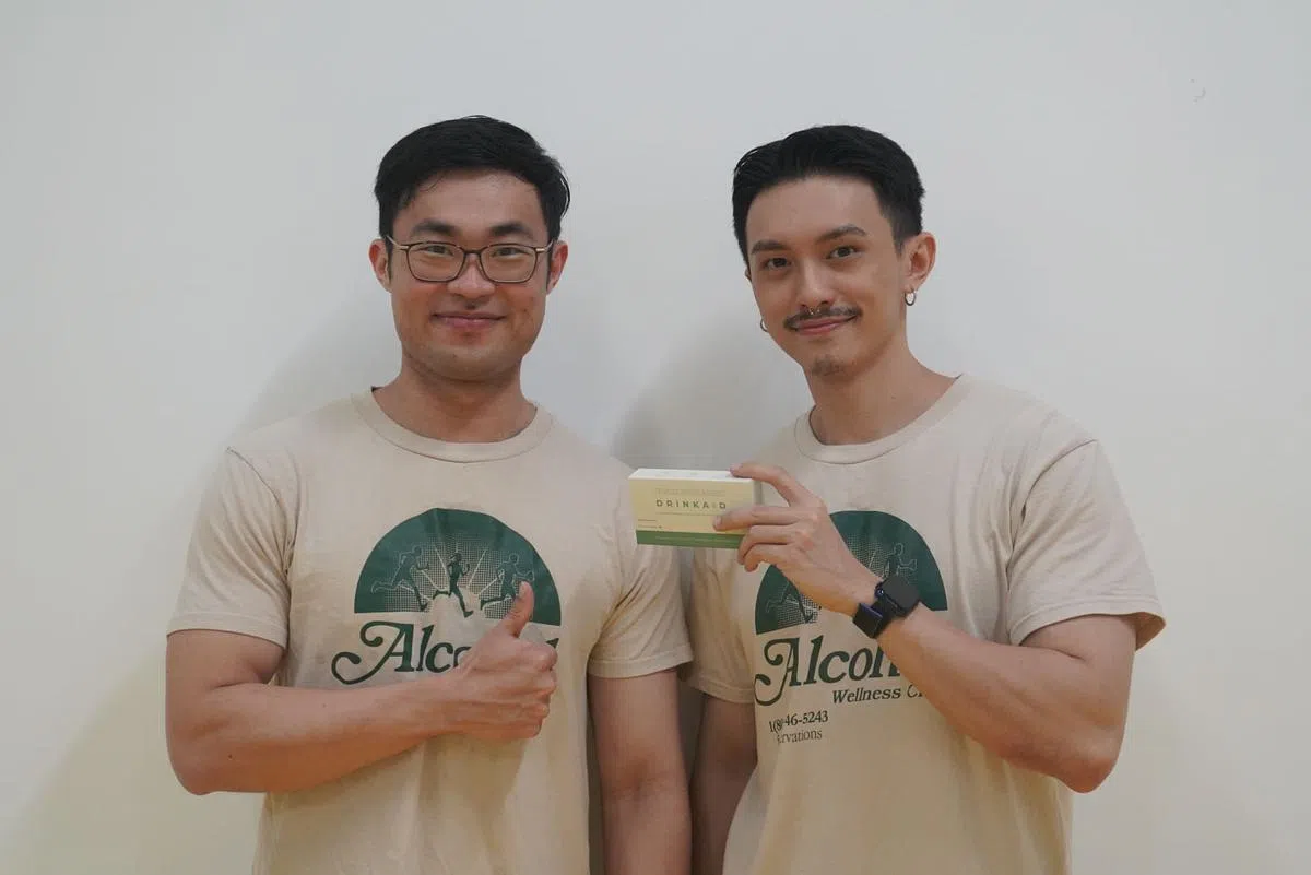 DrinkAid合伙人潘奇峰（左）和符策凯选择在网购平台开展初创业务。（图/受访者提供）