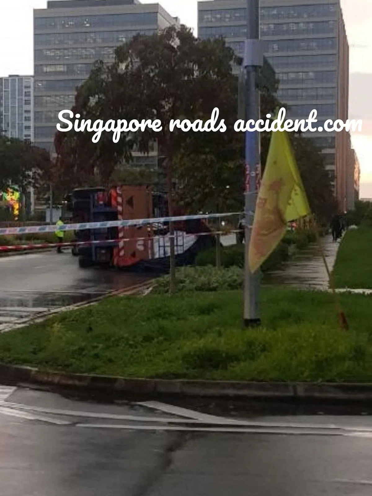 一辆卡车翻覆在路中央，两名男子在清醒的状态下送院。（取自新加坡公路意外网页面簿）