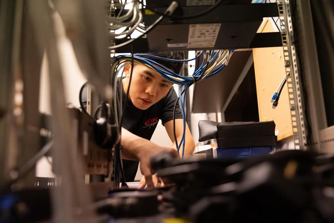 29岁的本地小伙苏汉创办跨国企业，也为缅甸难民骑行筹款，与用于购买医疗物资和保险。（特约沈康雄摄）