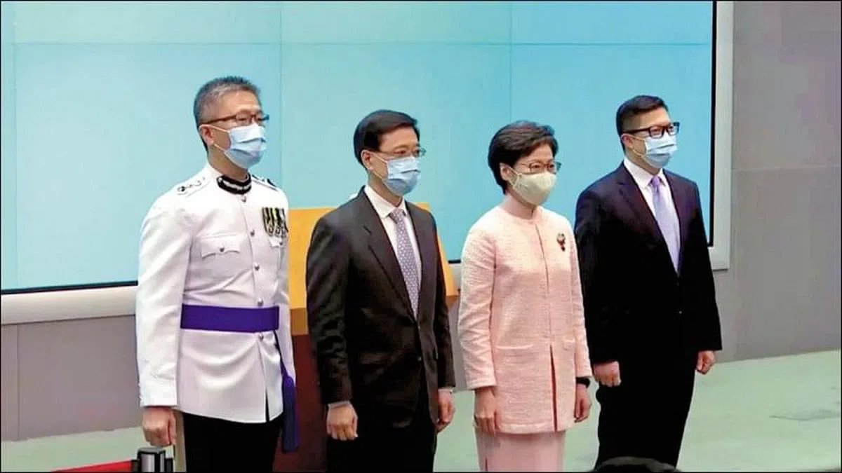 林郑月娥（右二）去年6月25日宣布，李家超（右三）升任政务司长，邓炳强（右一）升任保安局长，萧泽颐升任警务处长。（互联网）