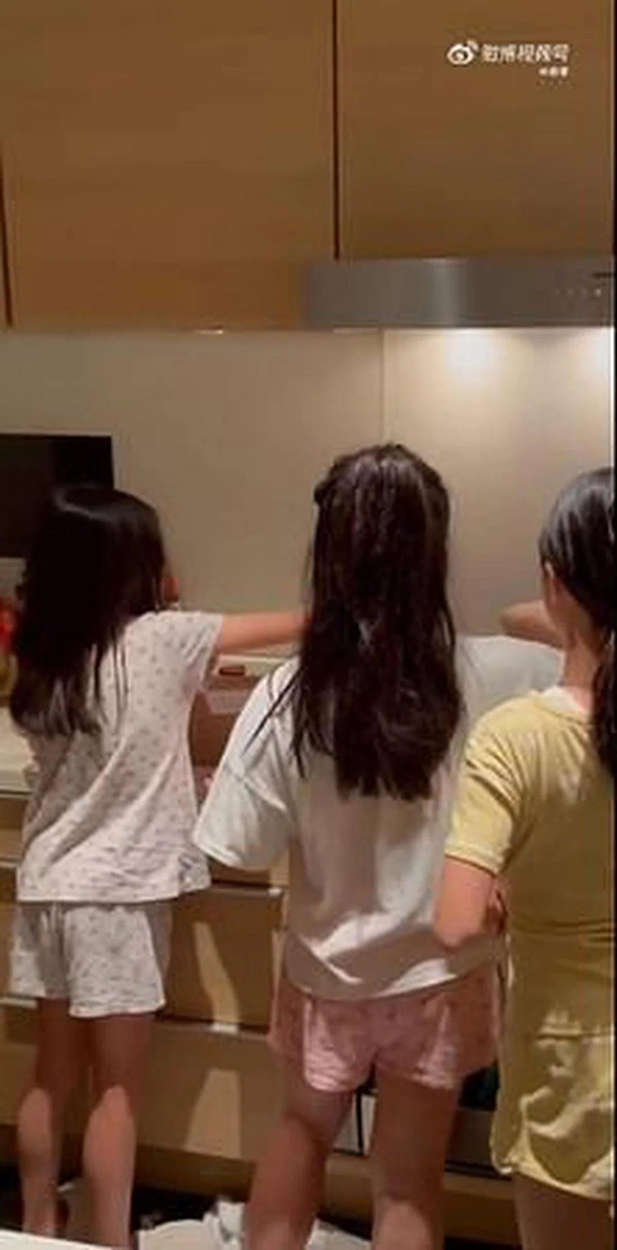 黎姿趁隔离期间训练孩子做家务。（互联网）