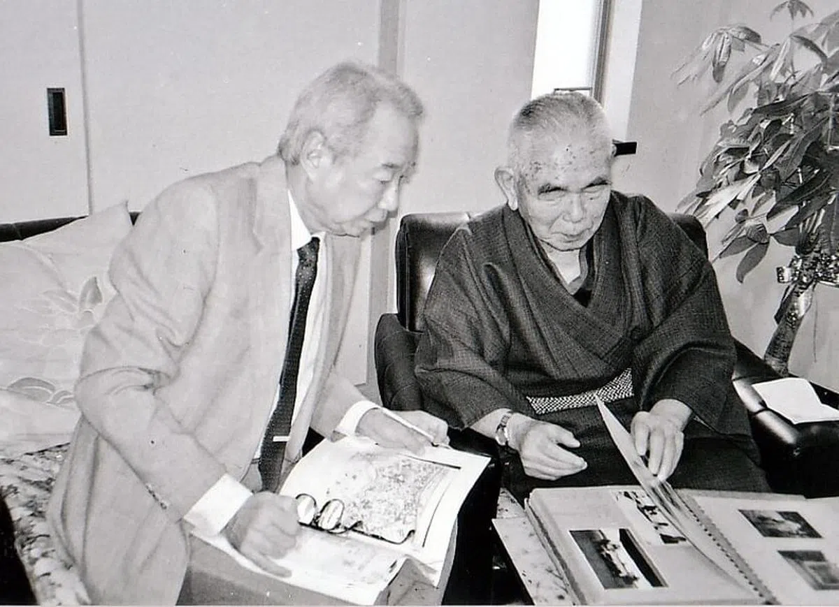 后勤参谋国武辉人少佐（右）与本文作者。（作者提供）