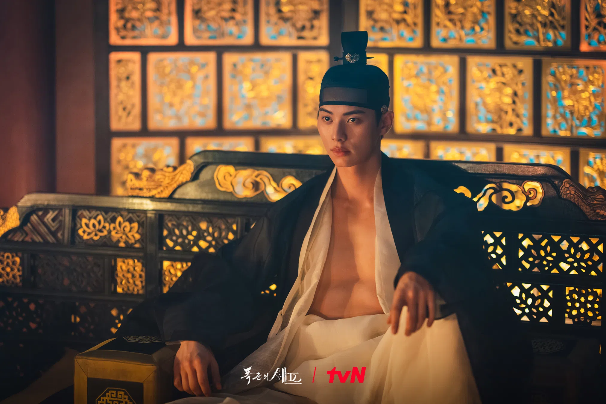 李彩玟在剧集开拍前10天接下男主角重任，带着“随时准备好”的腹肌上场。（取自tvN Drama脸书）