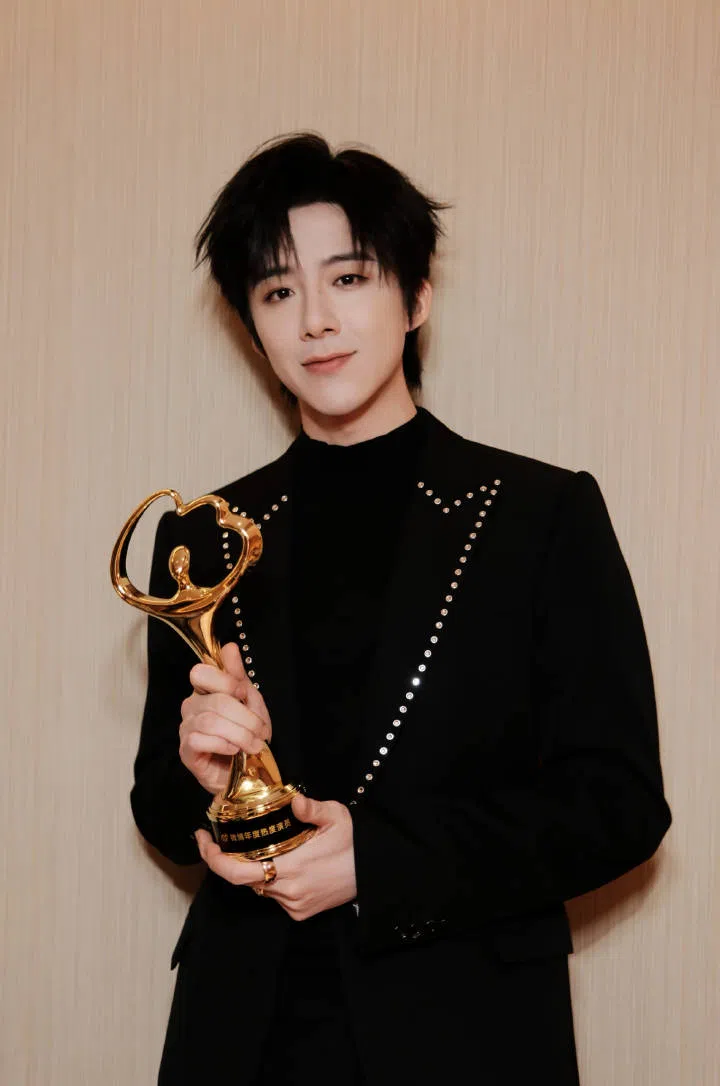 近期以《折腰》收获人气的刘宇宁，暂不打算演出电影。（取自刘宇宁微博）