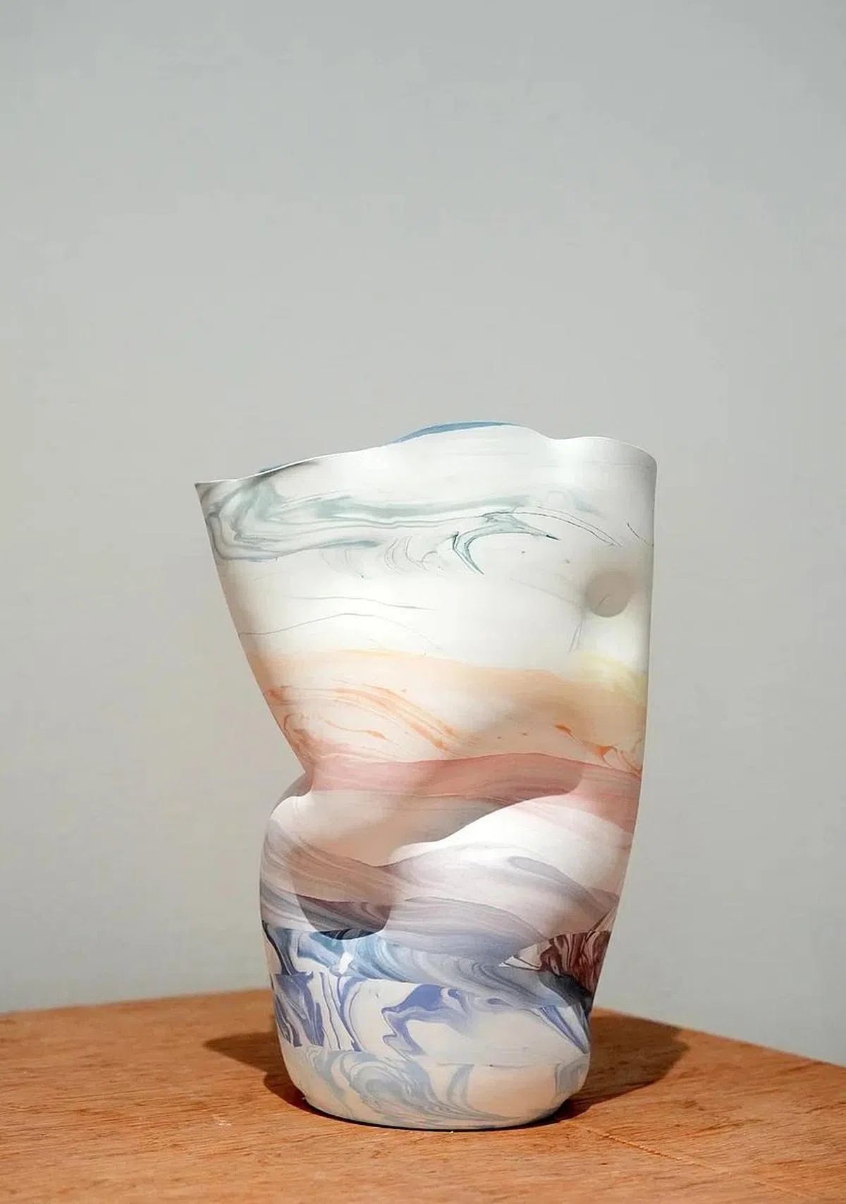 陶艺家杜丽茜用浇注（slip-casting）创造的花瓶。这制作过程每种色调、每一层都跟树的年轮一样，都是时间的刻录。（谢智扬摄）