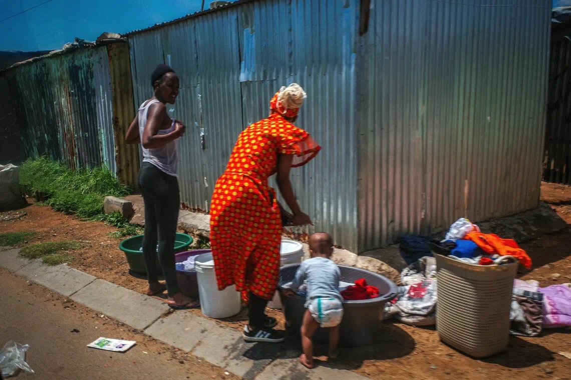 洗衣、育儿，日子在阳光下温柔地流淌。（叶振忠摄）