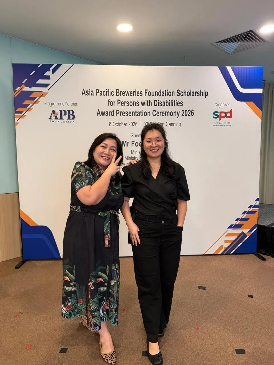 白家恩（右）最近也获颁亚太酿酒基金会残疾人士奖学金（APB Foundation Scholarship for Persons with Disabilities），她希望转向为社区，尤其是残障群体，做更多倡导与提高意识的工作。图为她与母亲在奖学金活动上的合影。（受访者提供）