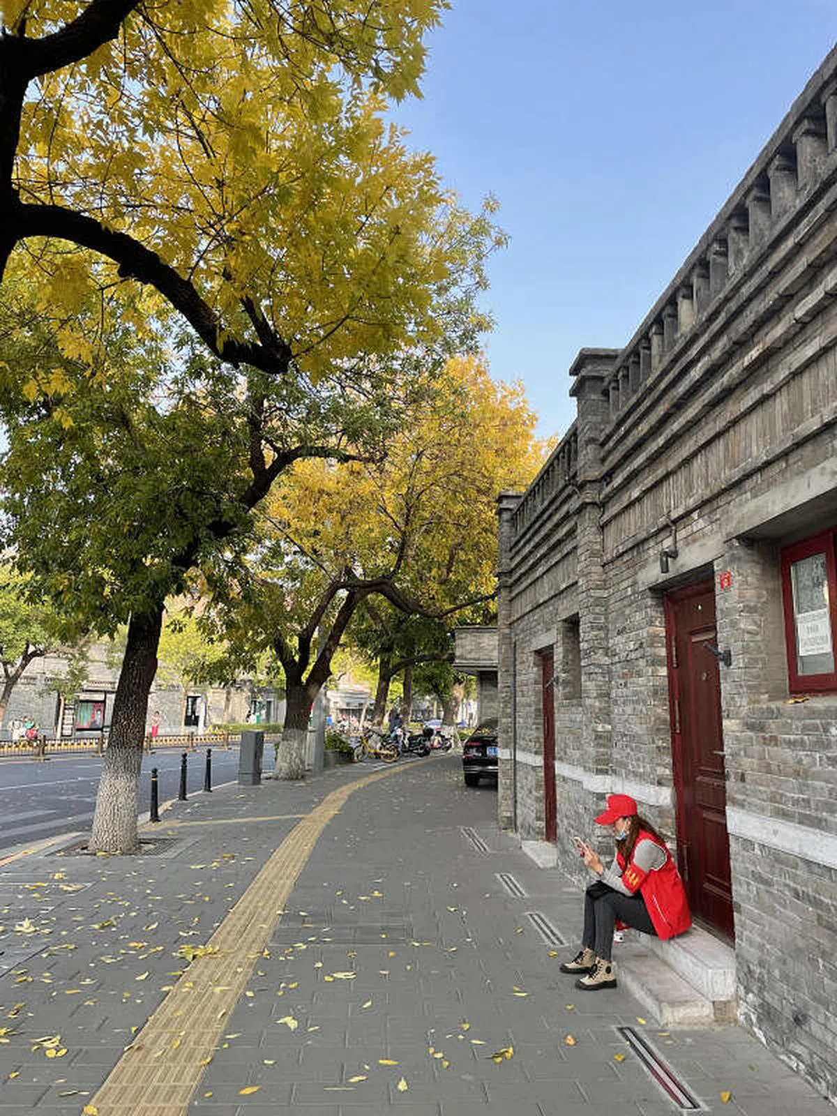 北京街头星期五（10月14日）增设由安保志愿者执勤的“守望岗”。（陈婧摄）