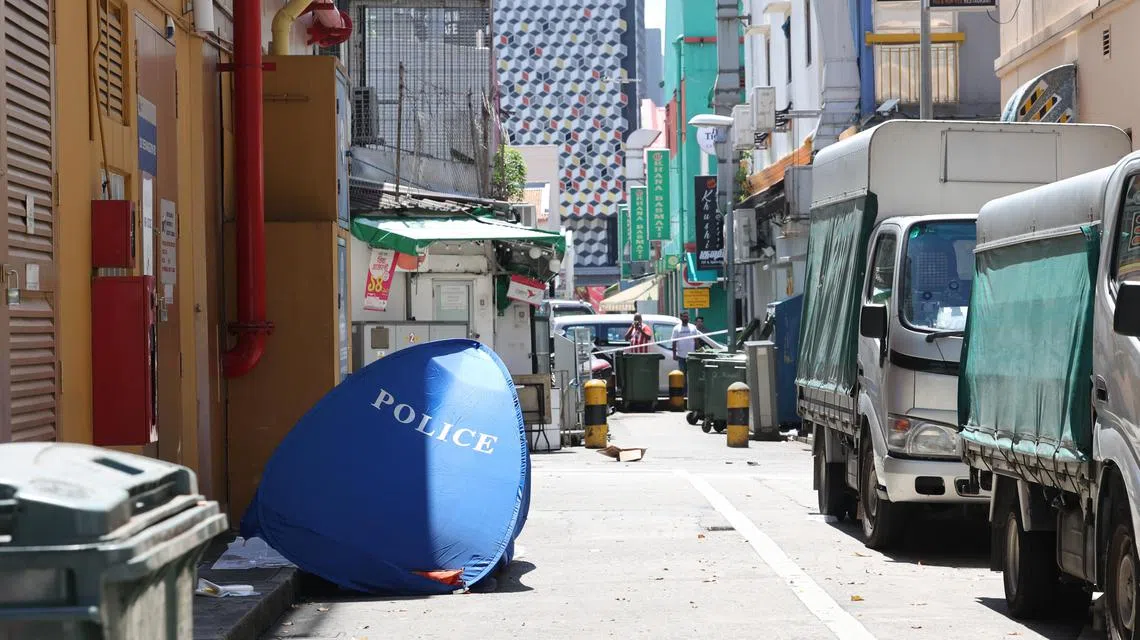 A blue police tent stands on the road, with the surrounding area being cordoned off by white tape. Photo: Shin Min Daily News (2025)