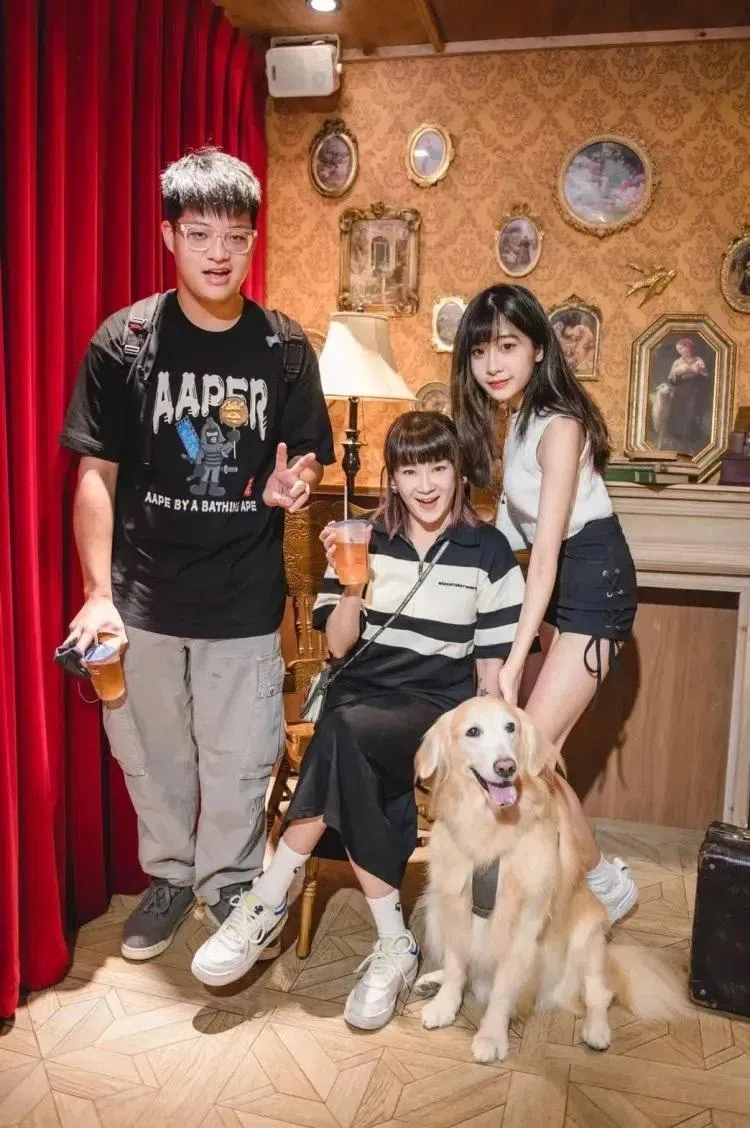 袁惟仁儿子袁义（左起）、前妻陆元琪、女儿袁融。（取自陆元琪脸书）