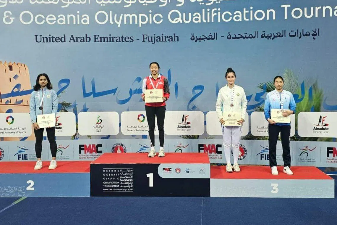 可丽雅（左二）通过在阿联酋举行的资格赛，顺利搭上巴黎奥运会的末班车。（新加坡击剑总会提供）