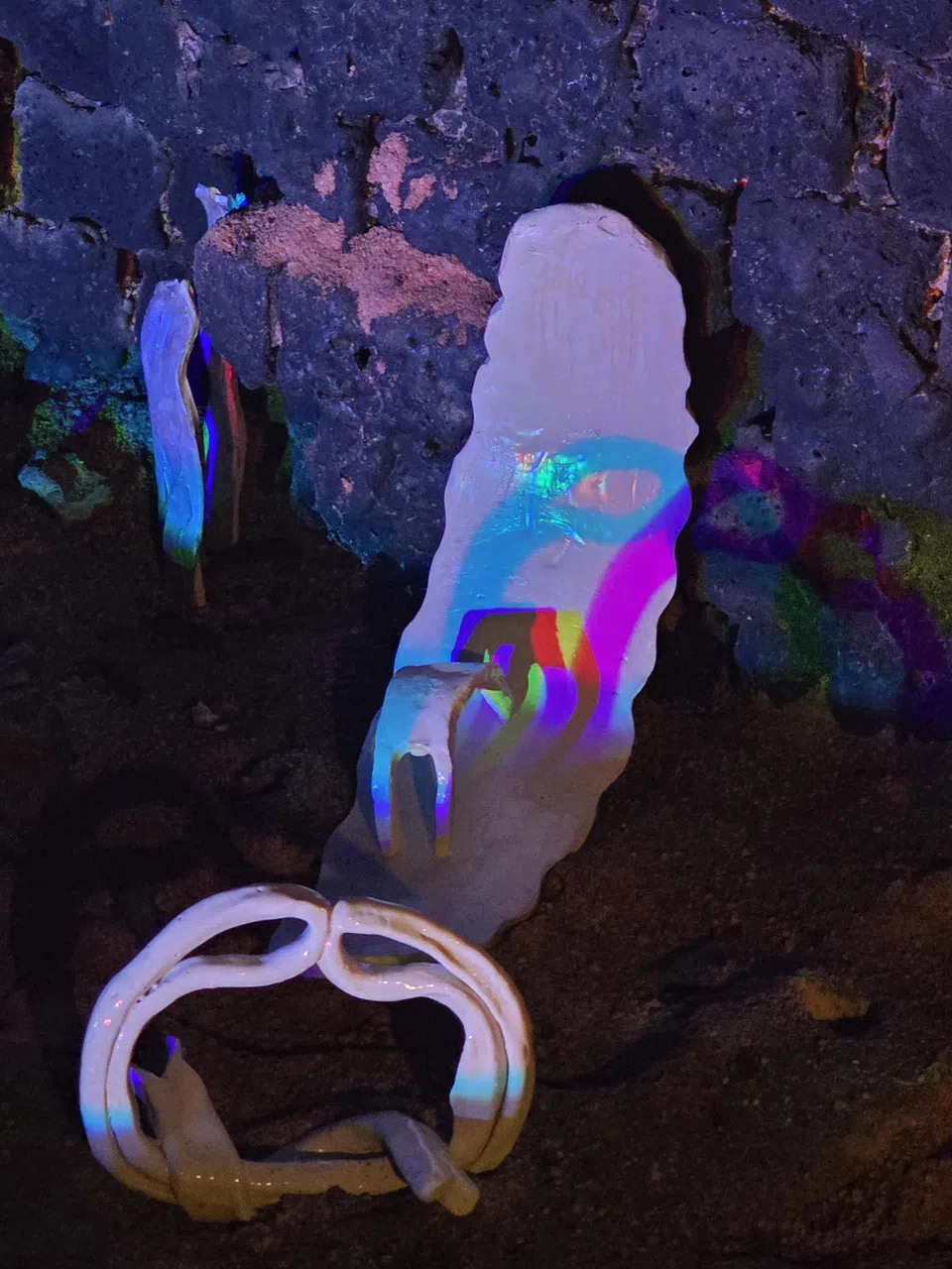 谢燕芳在龙窑内展示的陶艺作品。（受访者提供）