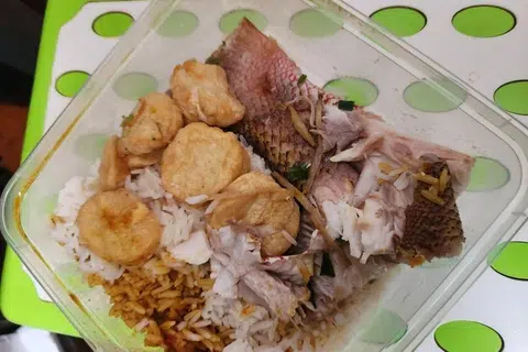 妇女申诉收费离谱 鱼尾豆腐加白饭卖17元