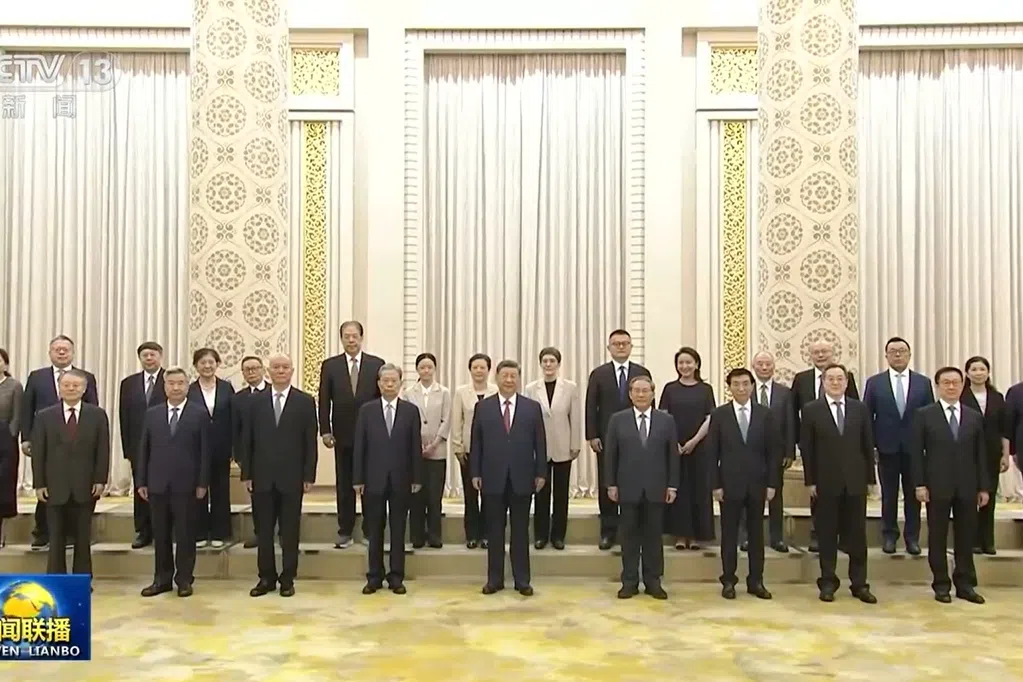 《新闻联播》播出习近平接见江泽民亲属握手合影画面