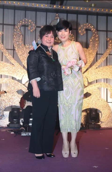 何超蕸（左）与黎芷珊有亲戚关系。（互联网）