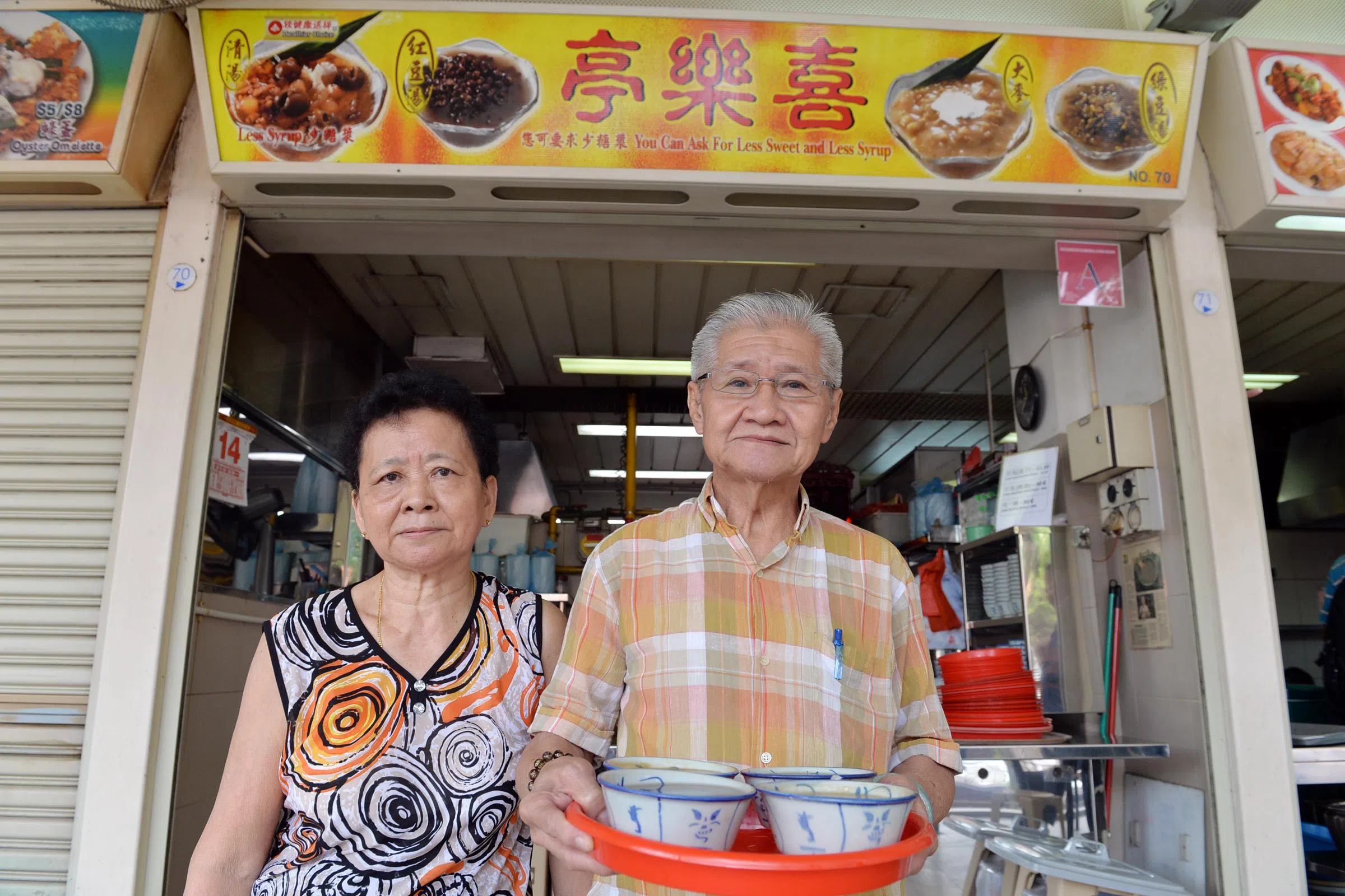 这张照片摄于2013年，摊主夫妇王明龙（右）和杨凤英当年获颁“城市小贩美食奖2013”特设的“正宗原味奖”。（档案照片）