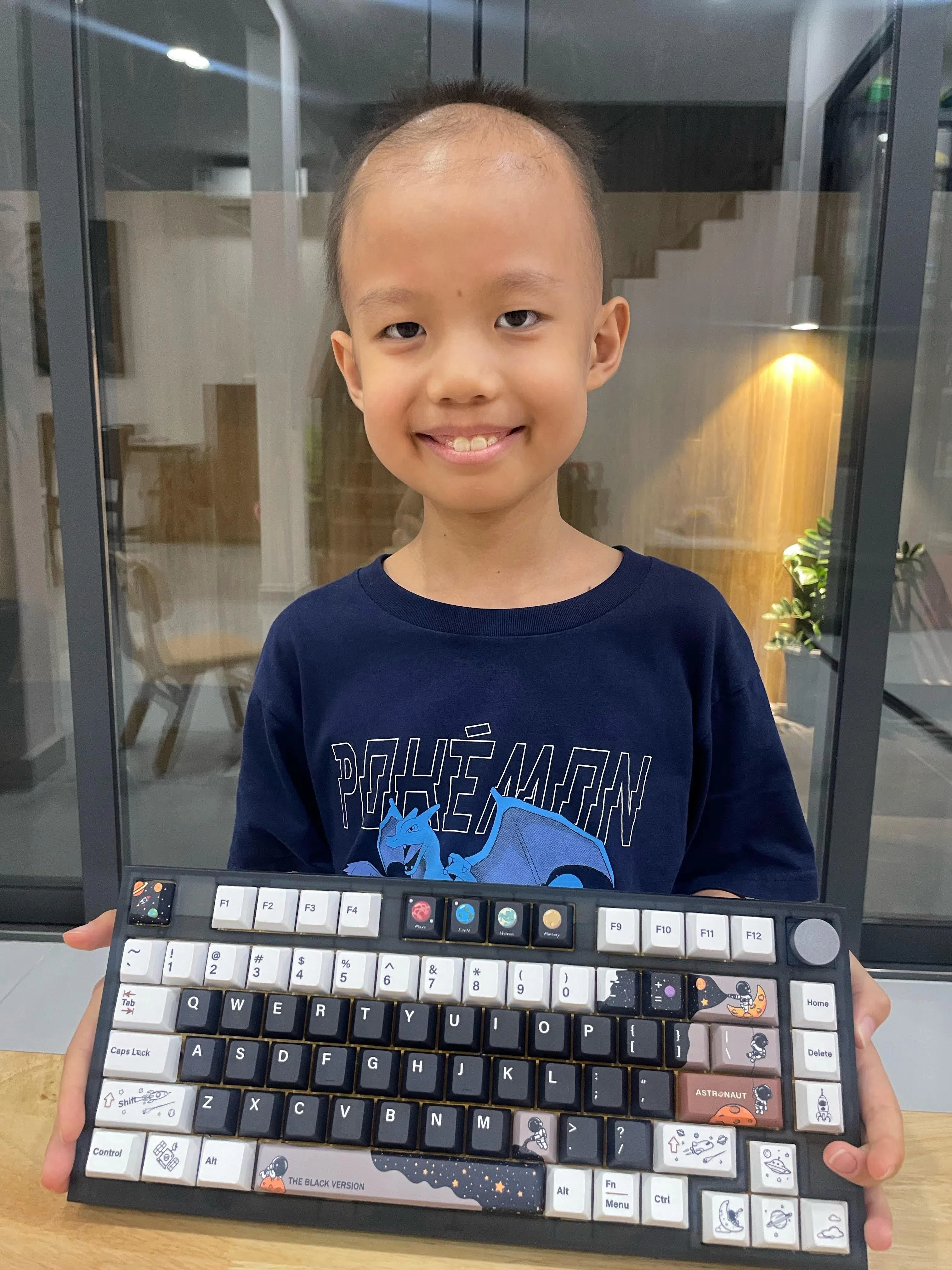 10岁的陈卓彣患了颅内生殖细胞肿瘤。他接受质子治疗后，病情得到有效控制。他如今头发渐渐长出来，还重返学校念书。（受访者提供）