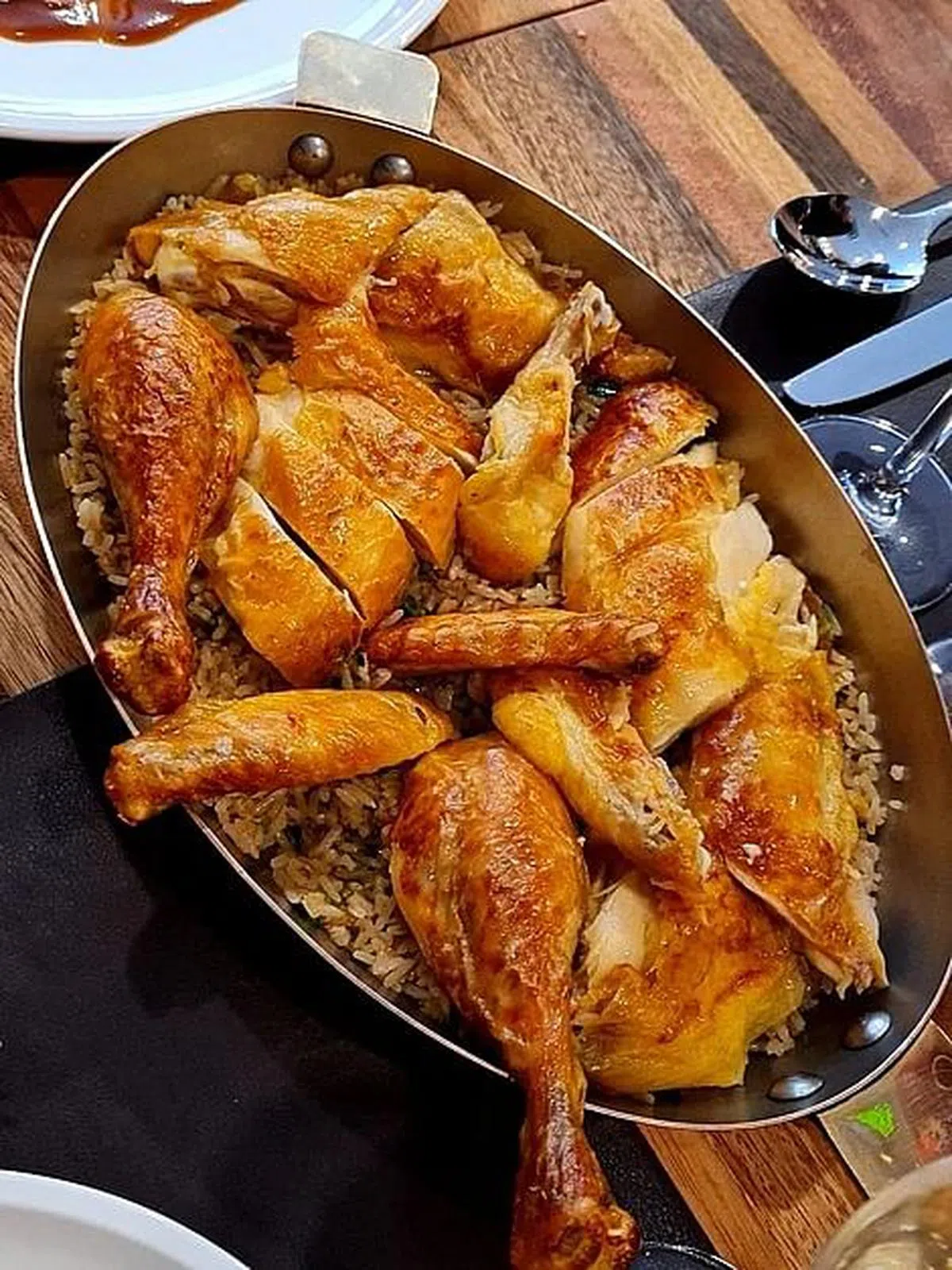 法式餐馆élan烤鸡底下的米饭充满鸡油香，具浓郁的鸡饭香。（叶晓虹摄）
