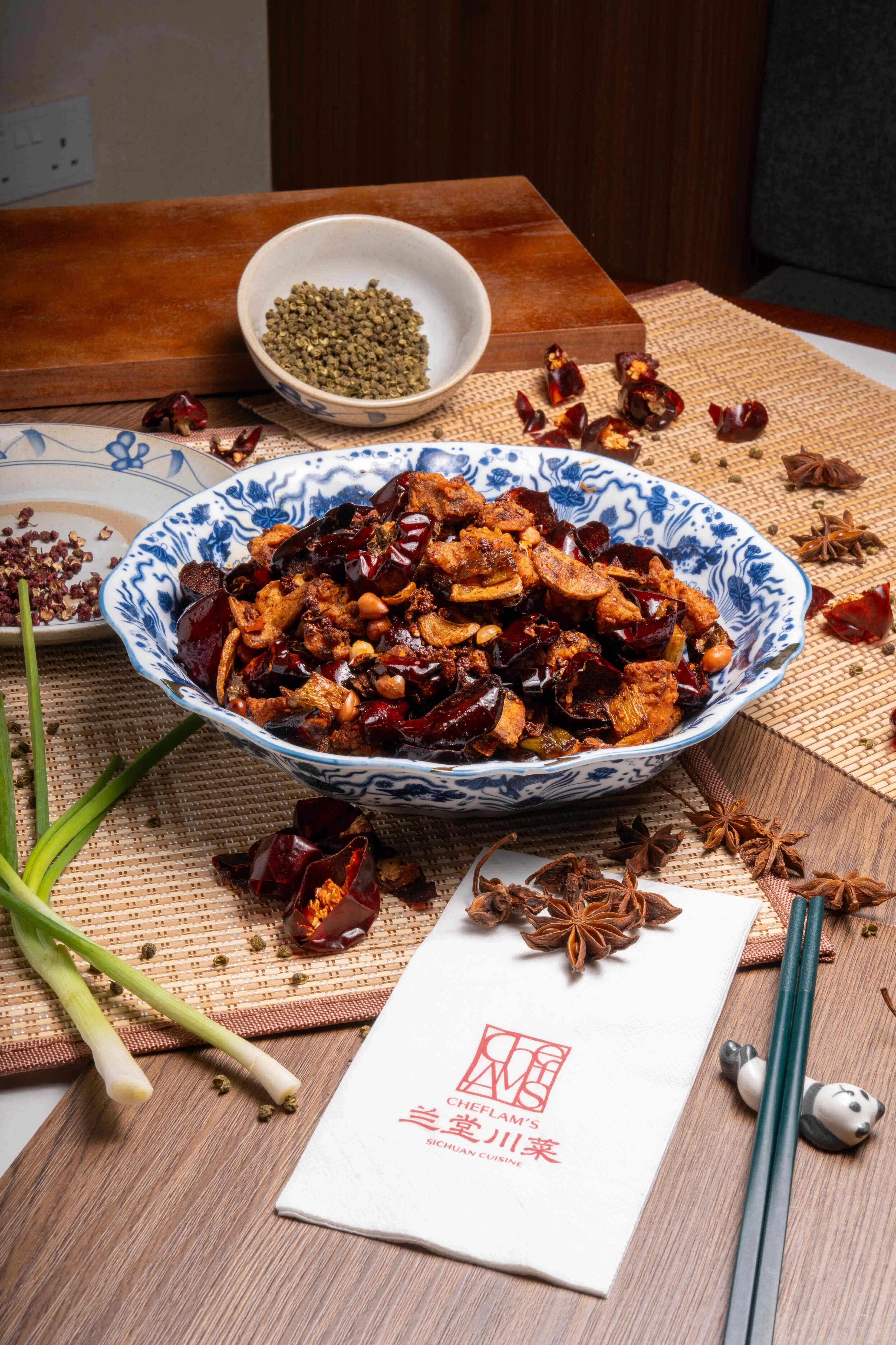 乐山辣子鸡用四川与贵州三种辣椒，鸡肉外酥里嫩，辣香扑鼻。（餐馆提供）