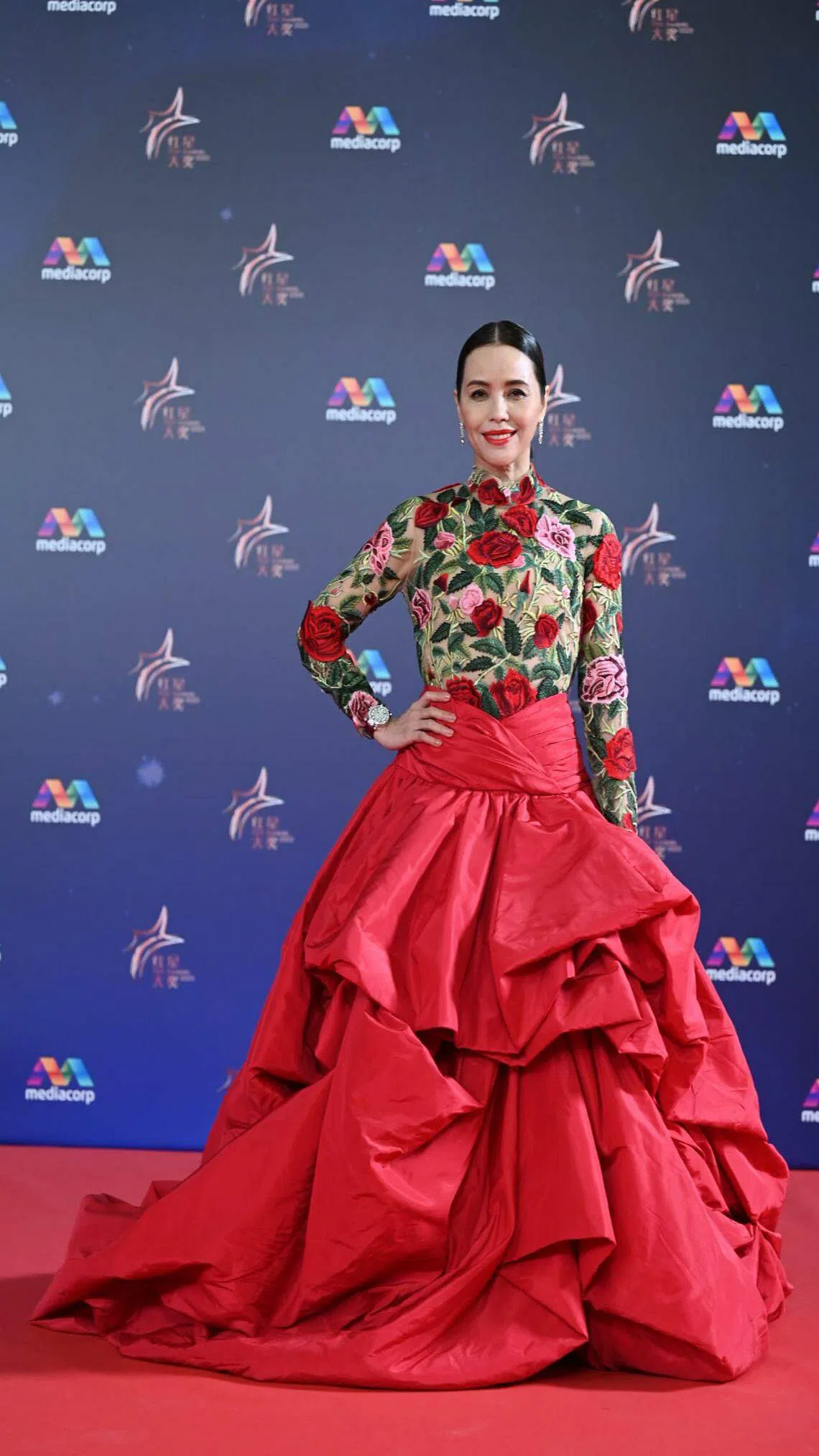 阿姐郑惠玉红色的礼服十分亮眼。（TCA提供）