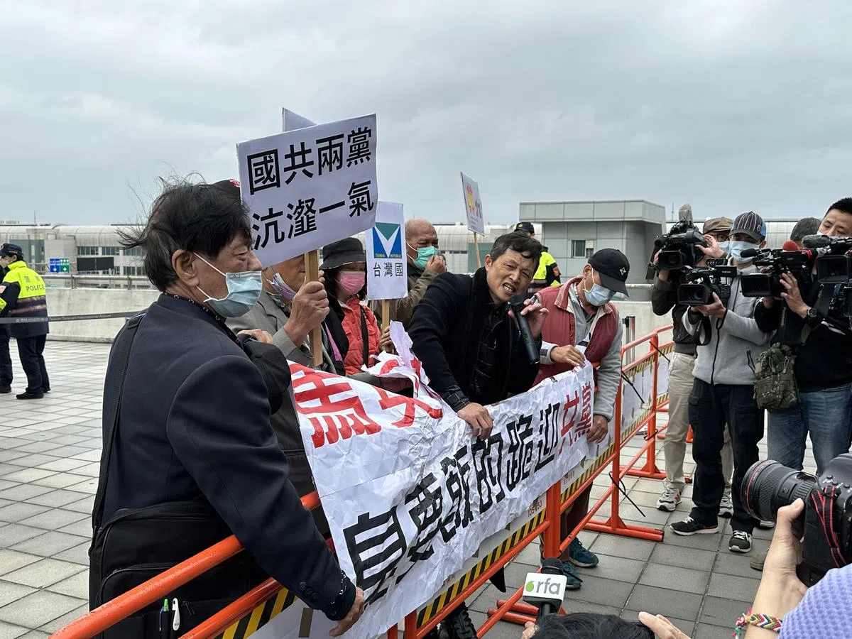 台湾前总统马英九启程前往中国大陆祭祖，支持的“中华爱国同心会”和反对的“台湾国”团体都到桃园机场表达诉求，被警察隔离在两端。图为“台湾国”团体成员。（庄慧良摄）