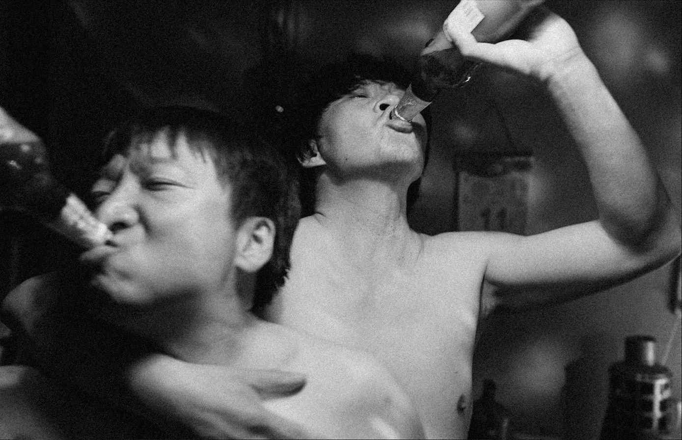 张志勇（左）和徐刚都是追随耿军多年的哥儿们和演员。（新加坡华语电影节提供）
