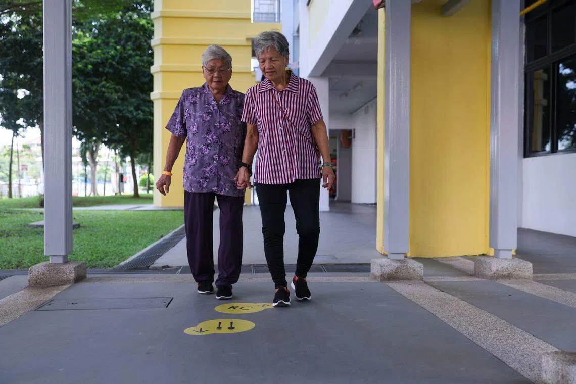 黄香花（右）负责照料患有失智症的97岁母亲白英（左）。她指出母亲在数个月前开始变得健忘，甚至无法记起回家的路。她希望如果母亲走失，新的地面路标能帮母亲找到巴刹。（白艳琳摄）