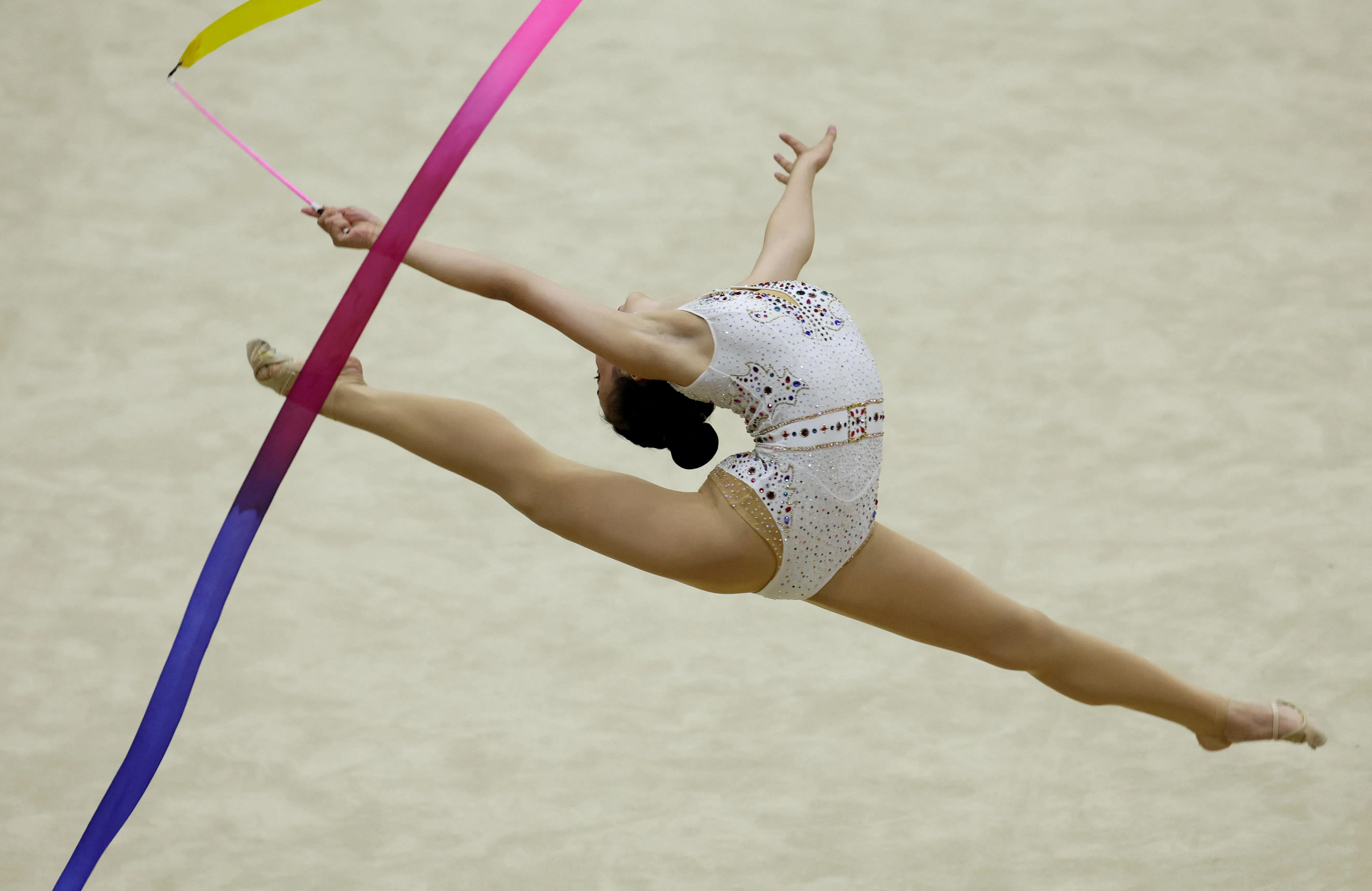 杨慧婷在带操赛出现失误，最后以0.69分劣势摘银。（路透社）