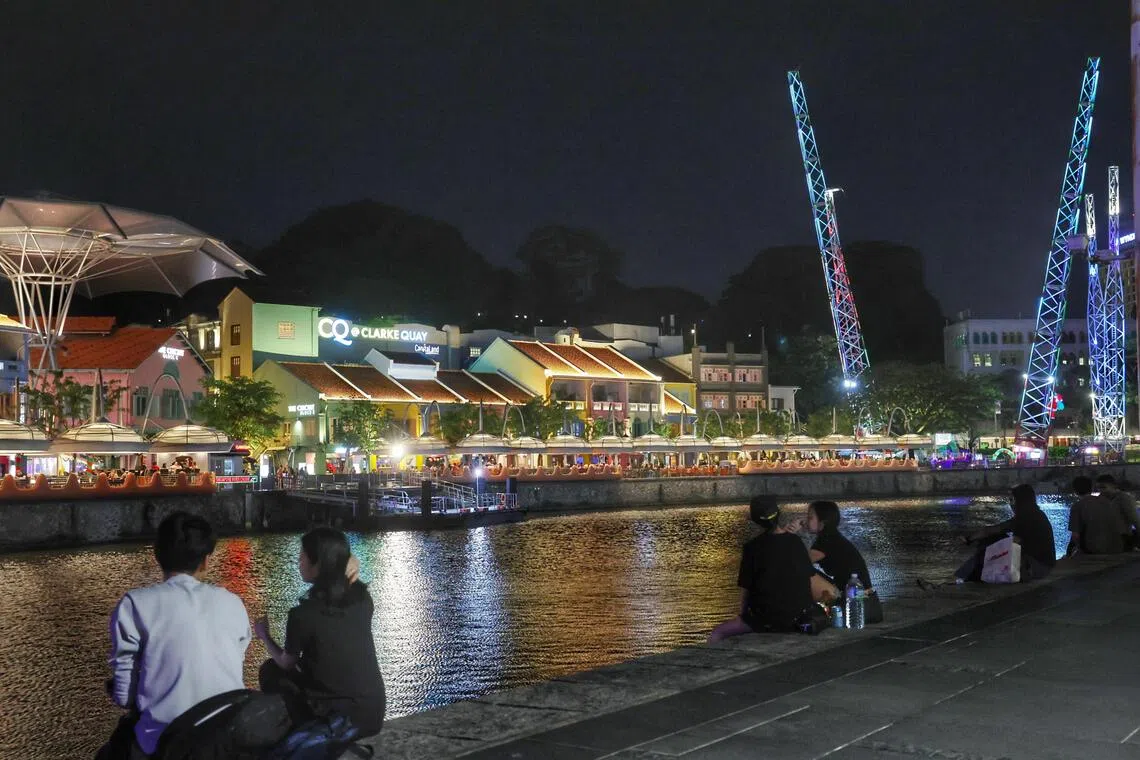 新加坡河一带一直是夜生活主流地点，不过冠病疫情后，更多本地顾客开始青睐金沙、直落亚逸、明古连等地的夜间场所。不少人转向在家聚会或白天派对。（郑一鸣摄）