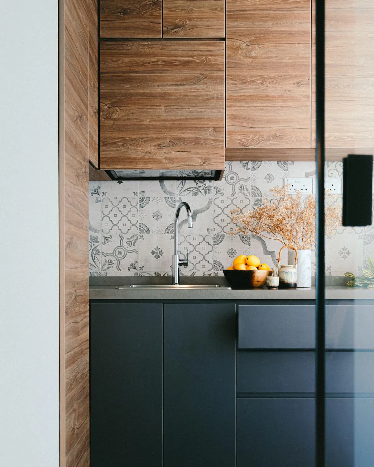 屋主喜欢花色，但不要太过头的花团锦簇，设计师于是避开本地流行的土生华人花砖，采用黑白哑光花瓷砖。