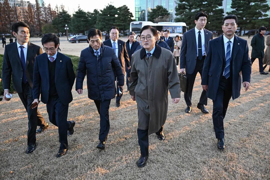 韩国执政党国民力量党反对改变12月7日国会的投票顺序，国会议长禹元植（中）方面回应称，决定议事日程是议长权限。（法新社）