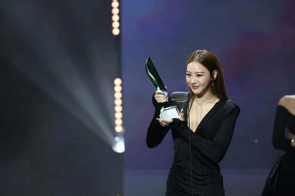 刘怡伶首度获颁10大最受欢迎女艺人奖，在感言中提到曾卖韩国泡菜。（新传媒提供）