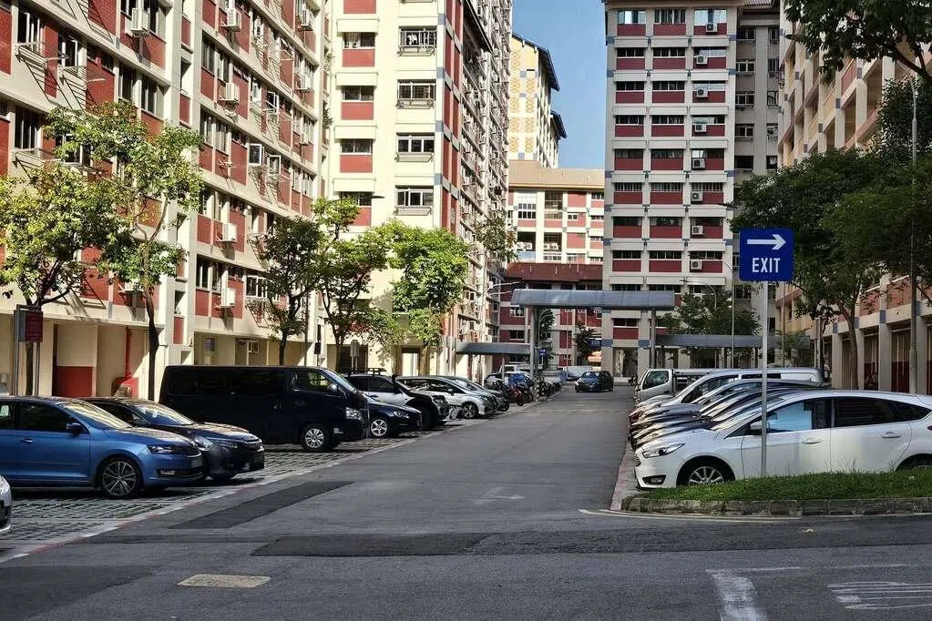 建屋发展局和市区重建局将从8月1日起下调商用车辆的停车场季票收费。预计约2000名现有季票持有者将能受益，包括中小型企业